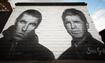 Imagen de un mural de Liam y Noel Gallagher de la banda británica Oasis en Mánchester, Reino Unido.