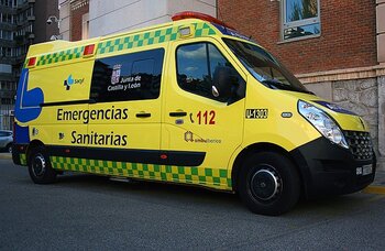 Un fallecido en un accidente entre un camión grúa un coche