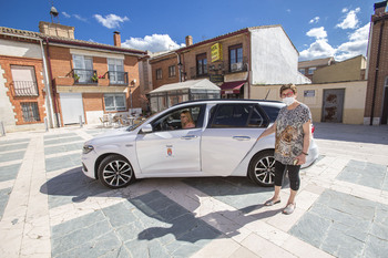 Tres taxis híbridos para el transporte a la demanda