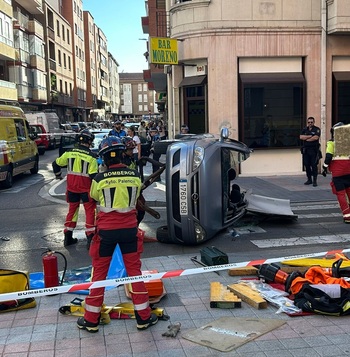 Aparatoso accidente sin heridos graves en la calle La Puebla