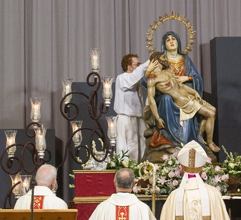 Virgen de La Piedad cumple su «anhelo» y corona a su patrona