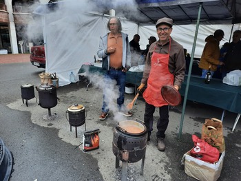 Guardo cocina con carbón el mejor guiso en olla ferroviaria