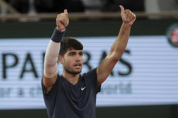 Alcaraz acelera en Roland Garros para llegar a octavos