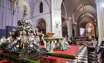 Miriam Andrés se estrena en la ofrenda a la Virgen de la Calle