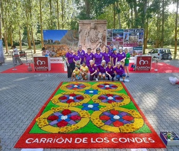 Dos alfombras florales en Carrión para el Día de la Provincia