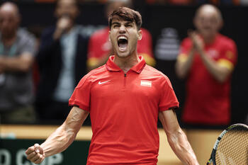 Alcaraz impone su jerarquía y lleva a España a la Fase Final