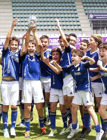 El Real Oviedo toca la gloria en La Balastera