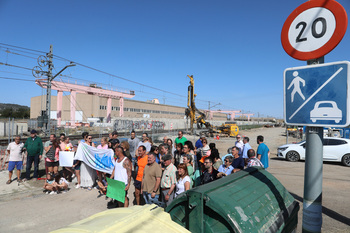 Decenas de vecinos protestan por las obras de Adif