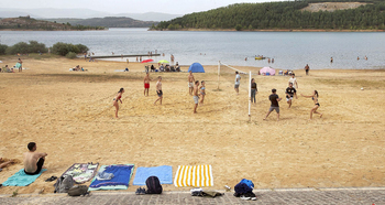 Una playa con una pasarela de acceso a los deportes