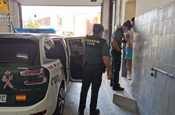 Roban un coche y dinero en un chalé de Villalobón ocupado