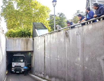 Un camión atascado en el túnel de Pío XII