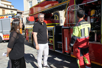 El Ayuntamiento presenta dos nuevos vehículos de bomberos