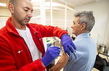 Sacyl inocula más de 330 vacunas contra la gripe y el covid