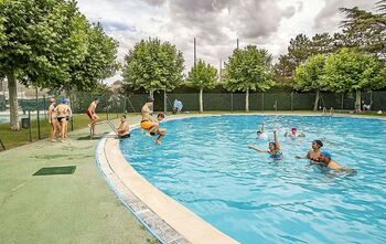 Más de medio centenar de bañistas abren la temporada