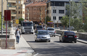 Diecisiete municipios tienen más turismos que vecinos