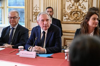 Bayrou elige un gobierno continuista y recupera a Manuel Valls