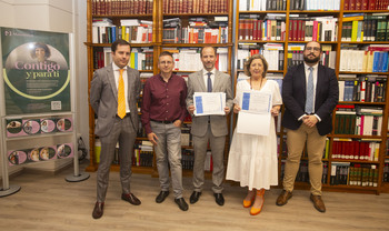 La abogacía premia el trabajo de Mar Gómez y Óscar Bilbao