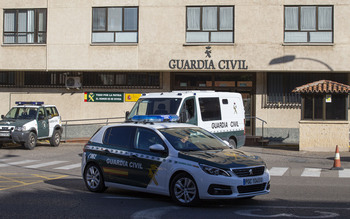 La Guardia Civil auxilia un autobús con 67 personas en la A-62