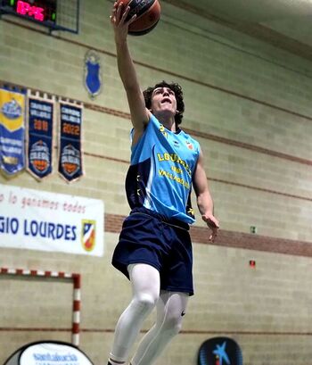 IDÓNEO CON  BALONCESTO