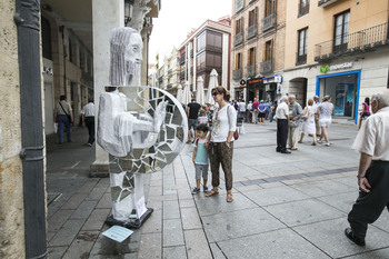 Con forma de P llena de esculturas la calle Mayor