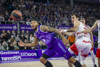 Mathieu Kamba firma con el Calgary Surge de la CEBL