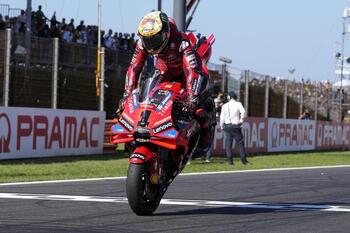 Bagnaia firma un sábado perfecto