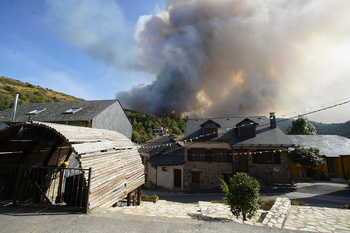 Asciende a nivel 2 el incendio forestal de Brañuelas en León