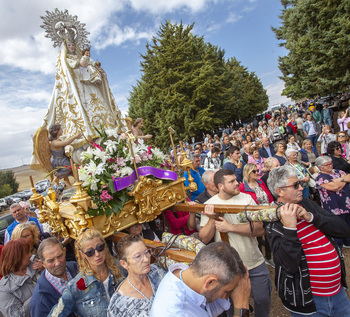 La devoción y el sol acompañan a la Virgen de Valdesalce