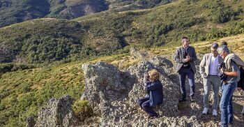 Doña Sofía visita el hábitat del gato montés en la Montaña