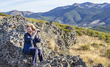 Doña Sofía visita el hábitat del gato montés en la Montaña