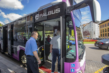 Seis autobuses garantizan los servicios mínimos del transporte