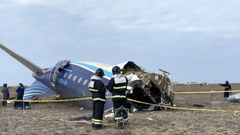 Un avión con 69 pasajeros se estrella en Kazajistán