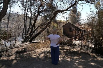 El incendio que afecta a Atenas se cobra su primera víctima