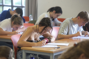 Una veintena de docentes urge cambios en la PAU de Lengua