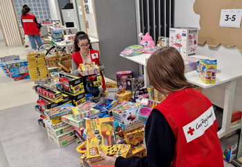 Cruz Roja entrega 800 juguetes para los niños de Valladolid