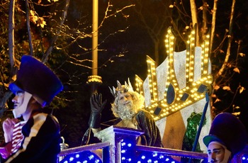 Los Reyes Magos despliegan luz y caramelos por las calles